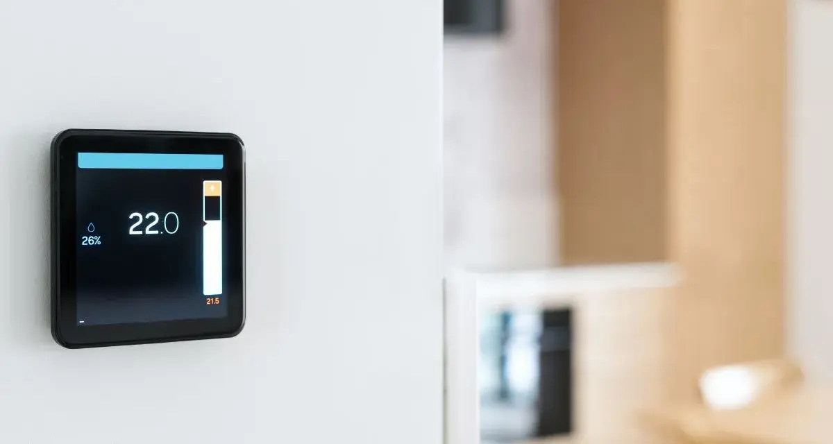 Schermo di un termostato wireless che mostra 22°C e 26% umidità. Illustra come funziona per un comfort ottimale.