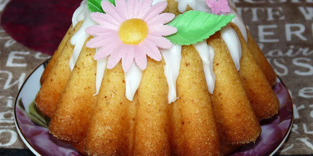 Babka cytrynowa bardzo wilgotna mniam, ozdobiona lukrem, kwiatkiem i motylkami. Wygląda apetycznie!