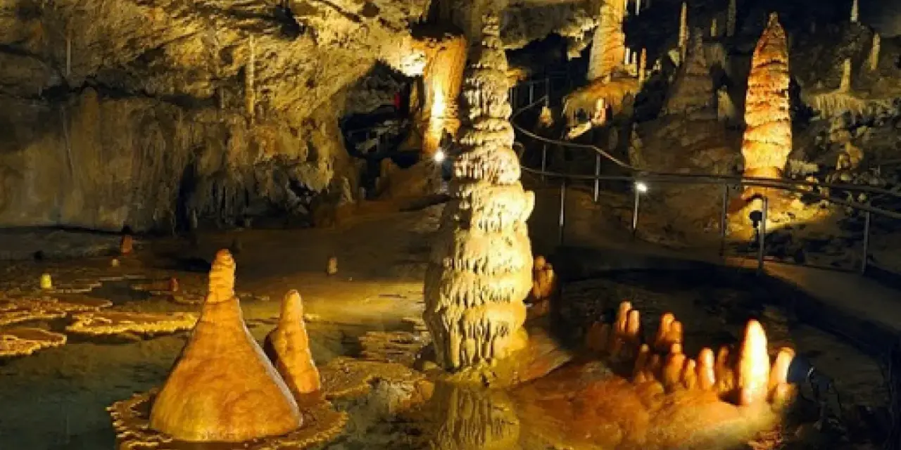 Niesamowite jaskinie Słowacja przy granicy. Stalagmity i stalaktyty tworzą bajkowy krajobraz, odbijając się w wodzie.