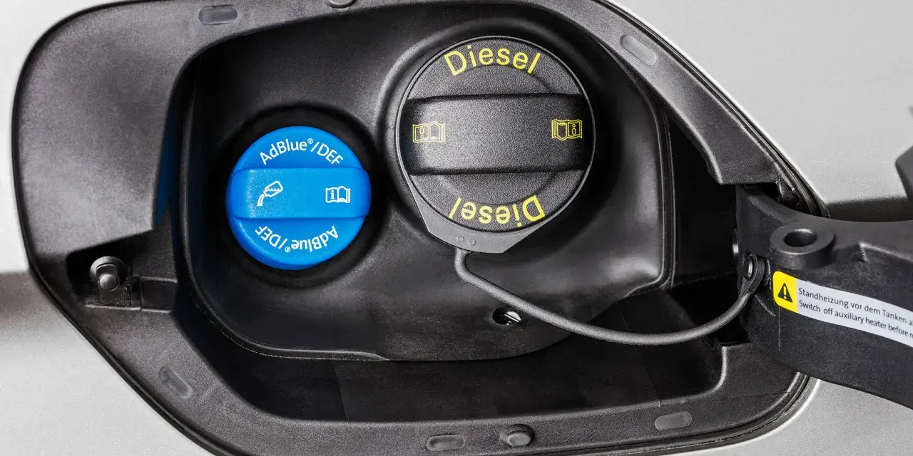 Blå AdBlue-lock bredvid diesellocket. För att veta hur mycket AdBlue man ska fylla på, kolla bilens manual.