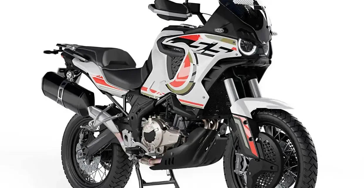 Moto da avventura bianca e rossa, con motore che ricorda chi produce i motori Benelli.