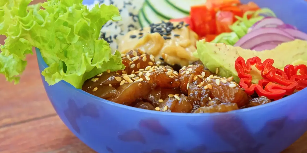 Kolorowy Poke Bowl przepis: ryż, sałata, awokado, ogórek, pomidor, cebula i pikantna papryczka.