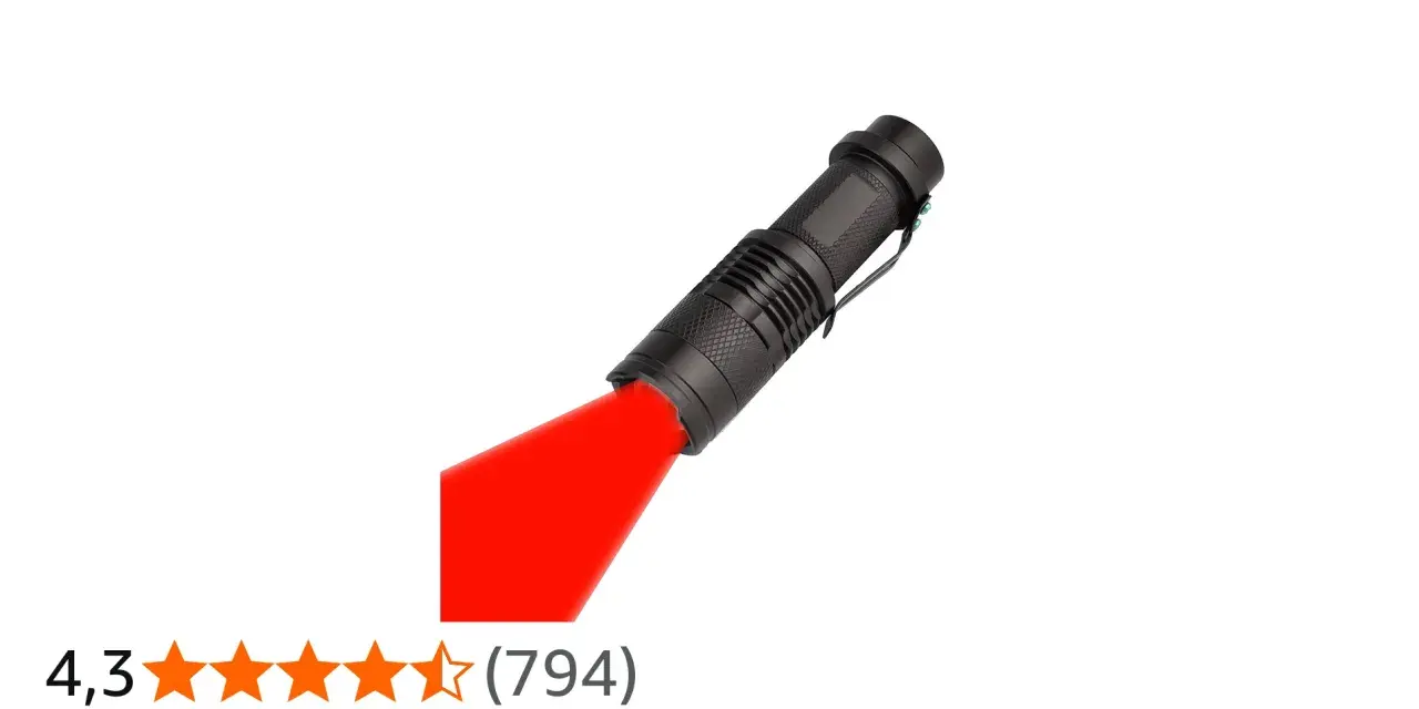 En svart ficklampa med ett starkt rött sken. Perfekt för att lysa upp mörka stigar eller som en signal.