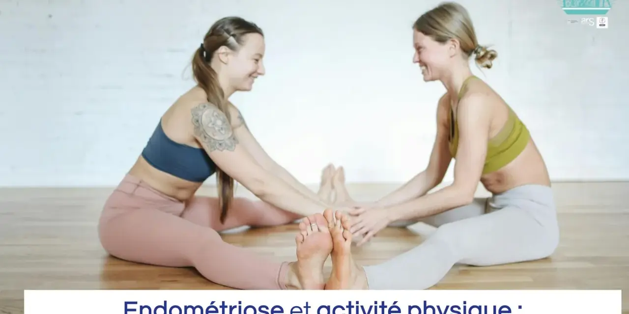 Deux femmes souriantes font du yoga. L'image aborde l'endométriose et le sport, suggérant des exercices doux pour soulager les symptômes.