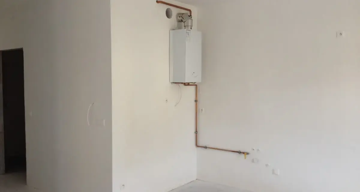 Nowe mieszkanie, w rogu wisi piecyk gazowy. Czy można zabudować piecyk gazowy? Instalacja miedziana.