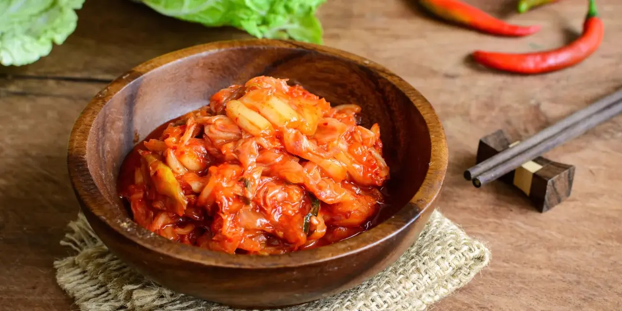 Jak smakuje kimchi? Odkryj niezwykłe smaki i różnorodność tej potrawy
