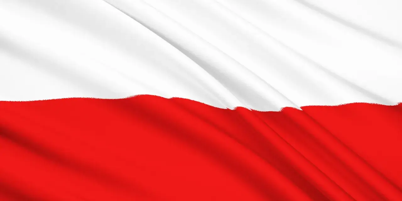 Flaga Polski z białym pasem na górze i czerwonym na dole, lekko pofalowana. Odwrócona flaga polski, symbol dumy narodowej.