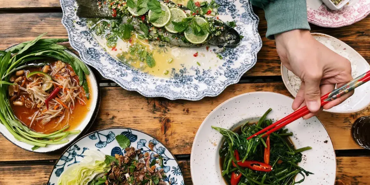 Bangkok Bites Berlin: Ein Festmahl mit gedünstetem Fisch, Papayasalat und Wasserspinat.