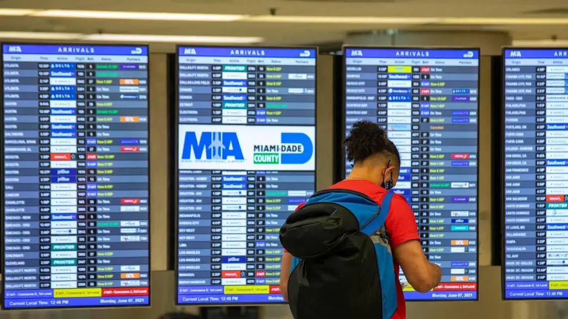 Ile trwa lot z Warszawy do Miami? Sprawdź, co wpływa na czas podróży