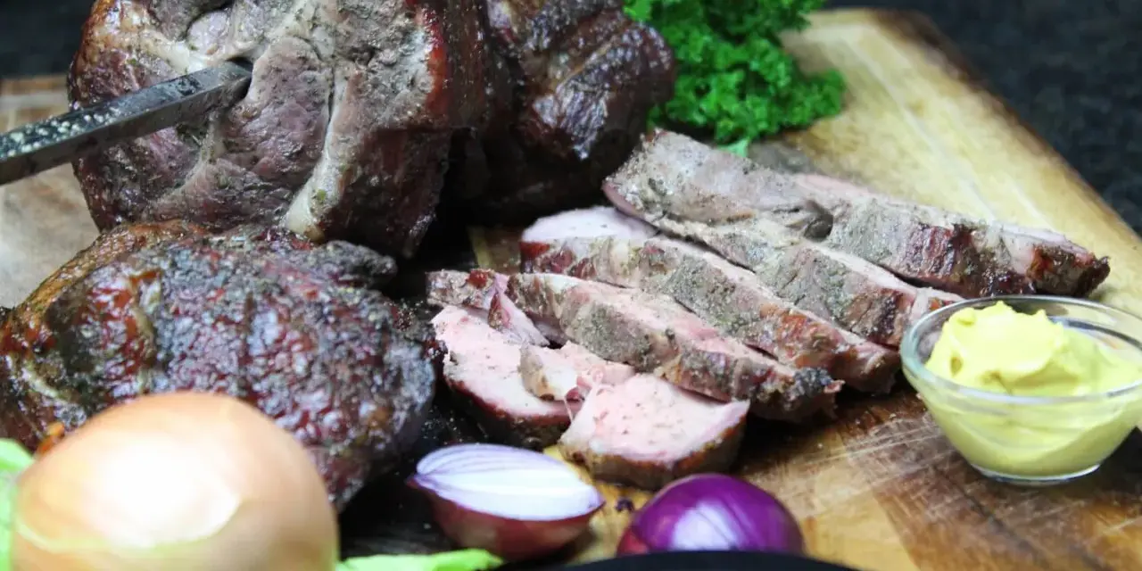 Saftiger Mutzbraten, frisch aufgeschnitten, mit Zwiebeln, Senf und Petersilie. Ein tolles Rezept für den Grill.