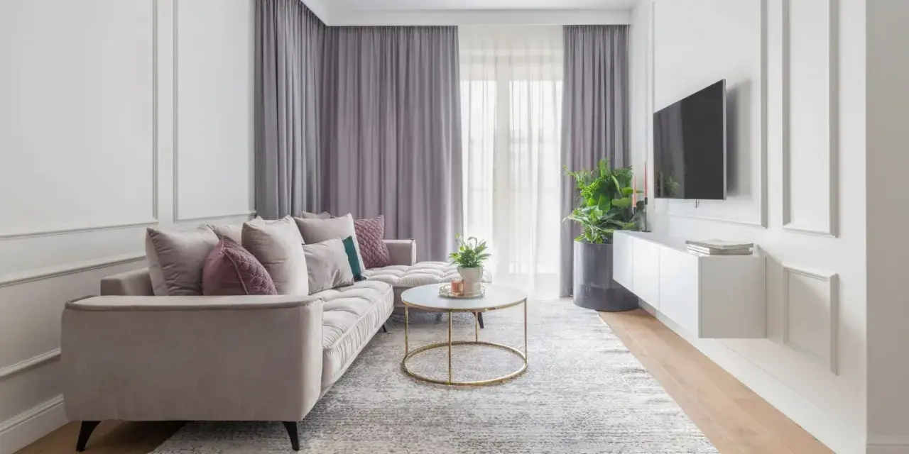 Elegancki salon z sofą i stolikiem kawowym, gdzie **modern classic** styl łączy się z przytulnością.