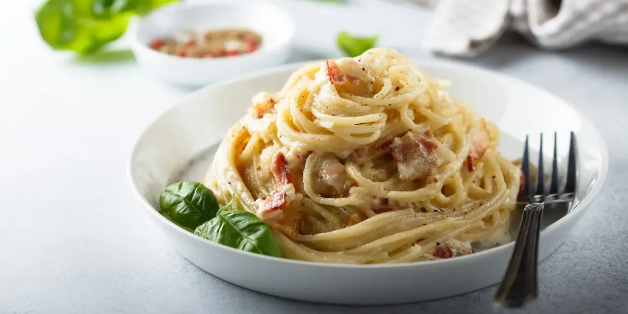Carbonara Pascala: Jak zrobić idealny sos bez jajecznicy?