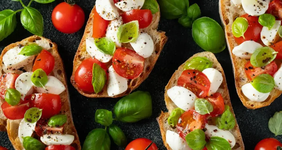 Chrupiące grzanki z pomidorami, świeżą mozzarellą i bazylią. Idealna sałatka z mozzarellą na letnie dni.