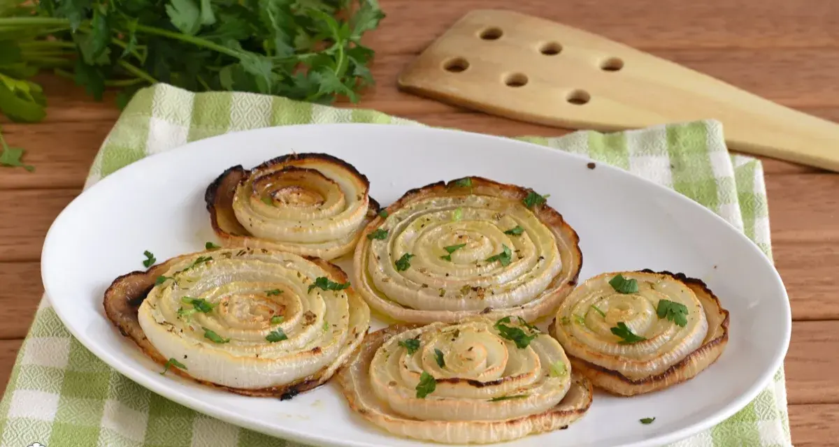 Cipolle di Giarratana al forno, un piatto semplice e gustoso, perfetto per chi cerca ricette veloci e saporite.