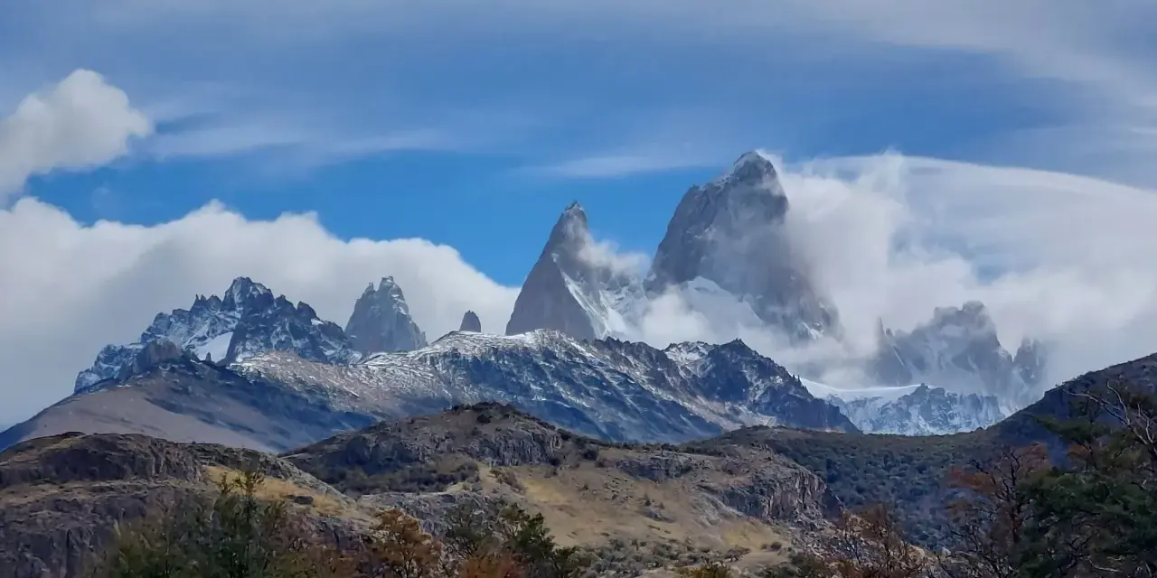 Majestatyczne argentyna góry, szczyty Fitz Roy i Cerro Torre wyłaniają się z chmur.