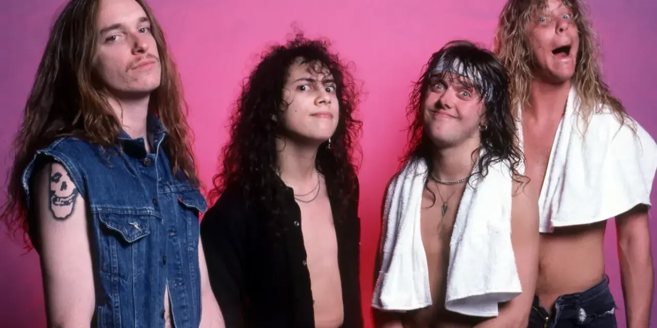 Cliff Burton, basista Metalliki, zginął tragicznie w wypadku autobusowym. Na zdjęciu z zespołem, tuż przed tragicznym wydarzeniem.