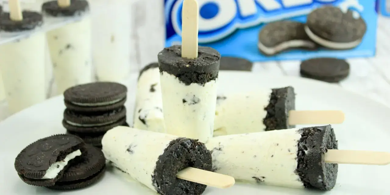 Leckeres Oreo Eis selber machen: Cremiges Eis mit zerkleinerten Keksen und einem Schoko-Rand. Perfekt für den Sommer!