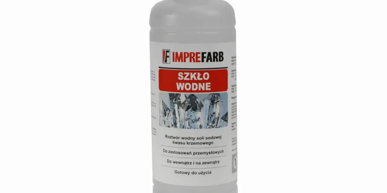 Butelka z napisem "SZKŁO WODNE" - roztwór wodny soli sodowej kwasu krzemowego, gotowy do użycia.