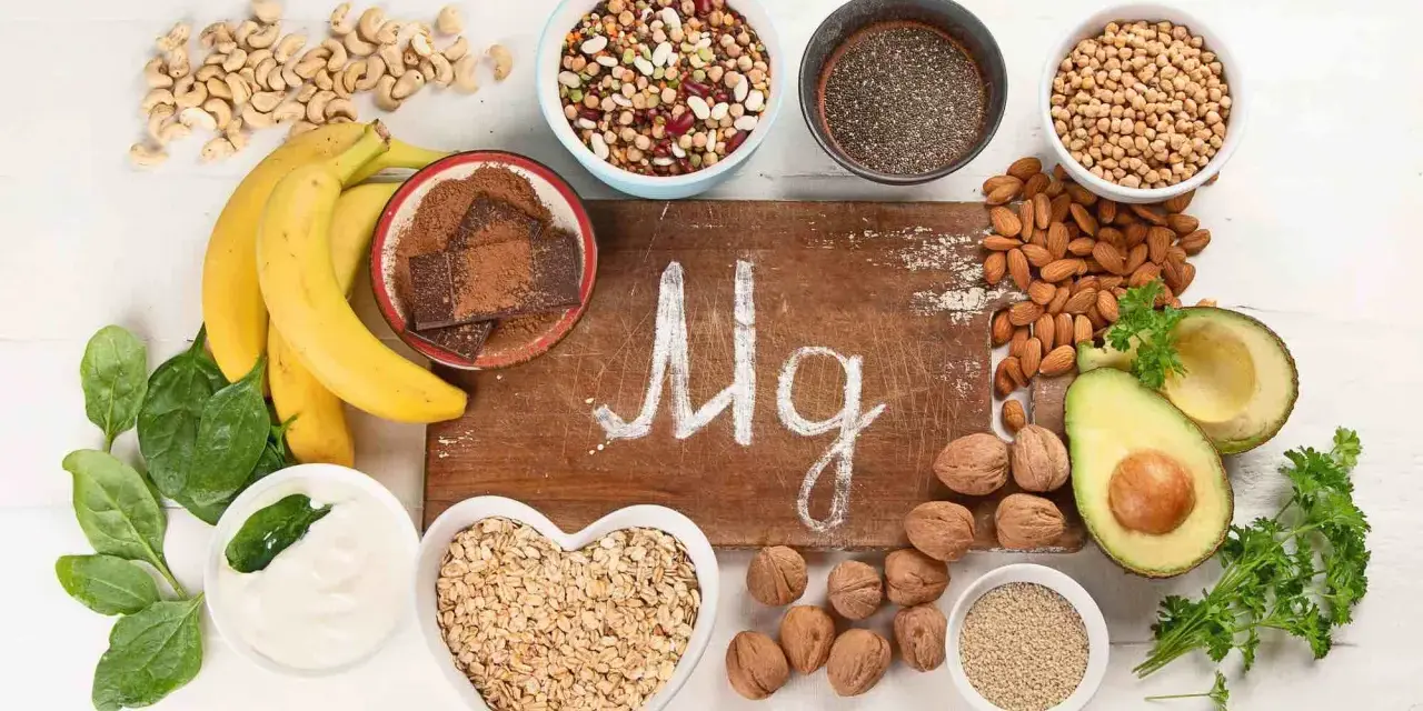 Magnesiumreiche Lebensmittel wie Bananen, Nüsse und Spinat können Frauen in den Wechseljahren unterstützen.