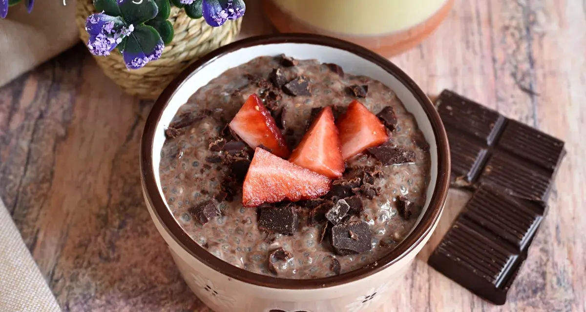 Delizioso chia pudding al cioccolato con fragole fresche e scaglie di cioccolato, pronto per essere gustato.