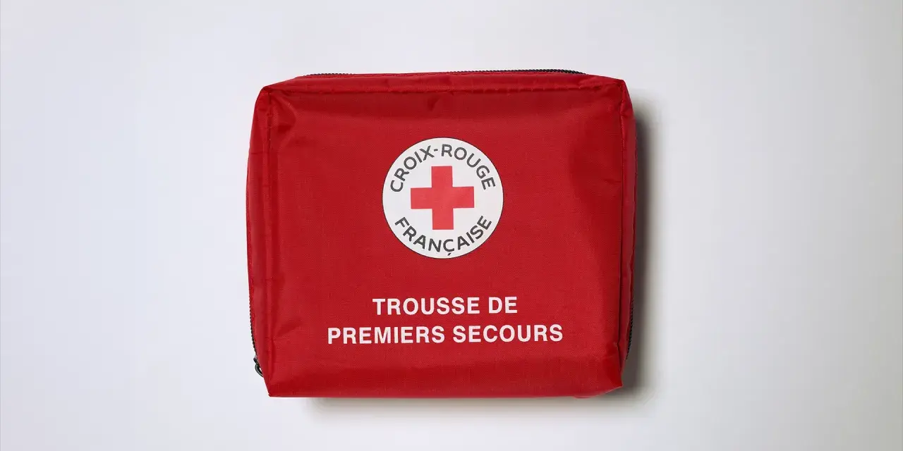 Trousse de premiers secours rouge de la Croix-Rouge Française, idéale pour le contenu trousse de secours jeunesse et sport.