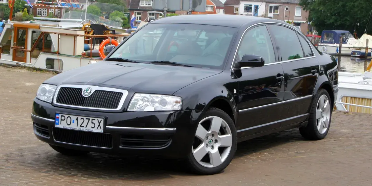 Czarna Skoda Superb, idealna na rodzinne wycieczki, z silnikiem V6. Tanie v6 w luksusowym wydaniu.