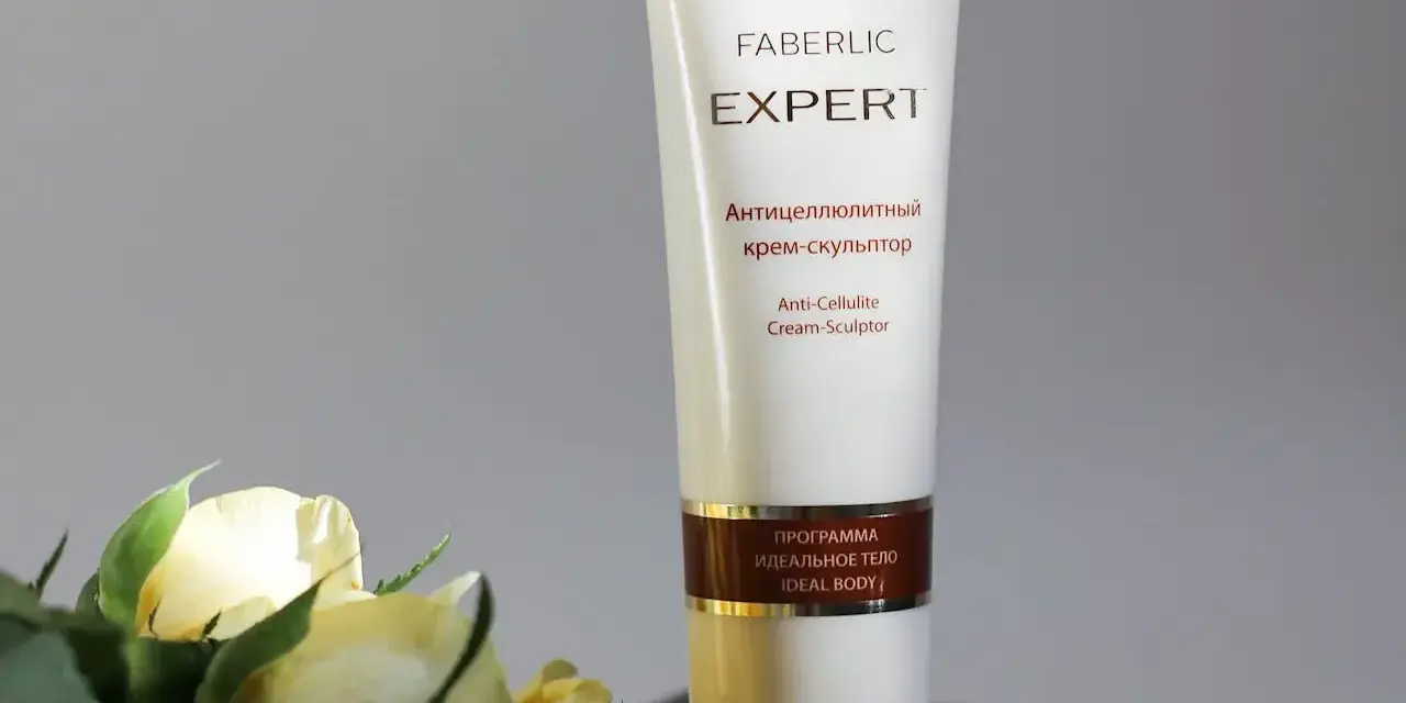 Krem Faberlic Expert – najlepszy krem na cellulit, który pomoże Ci uzyskać idealne ciało. Obok bukiet delikatnych, żółtych róż.