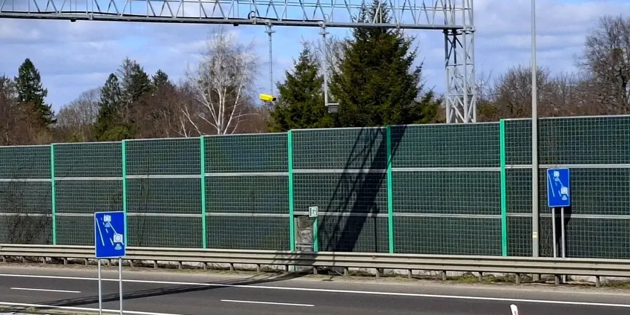 Znak informuje o odcinkowym pomiarze prędkości. Uważaj na drogach, by nie dostać mandatu.