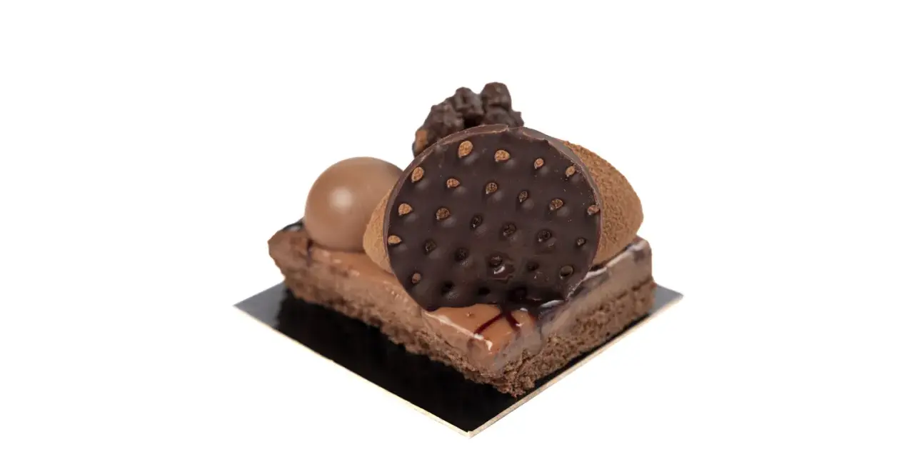 Pastel de chocolate con varias texturas: una esfera de chocolate, un disco decorado y cacao en polvo.