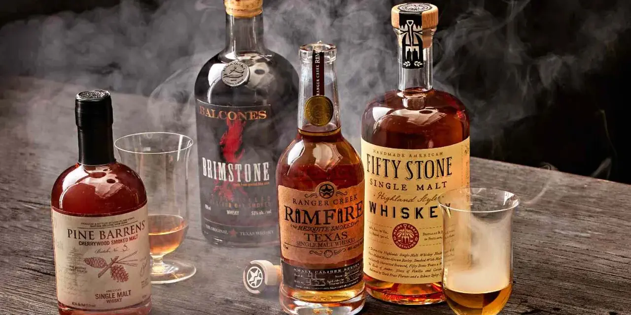 Flaschen mit Whisky, darunter "Brimstone" und "Pine Barrens" mit rauchigem Aroma, das von peated malt stammt.