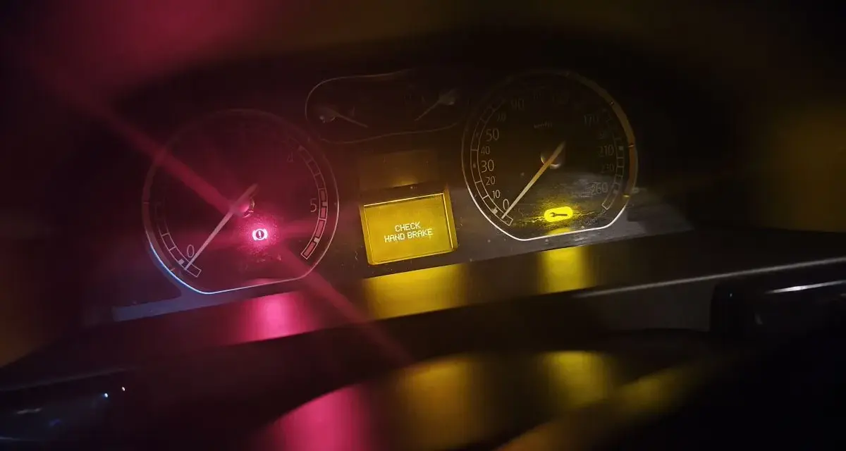 Na desce rozdzielczej Laguny 3 świeci się kontrolka "CHECK HAND BRAKE".