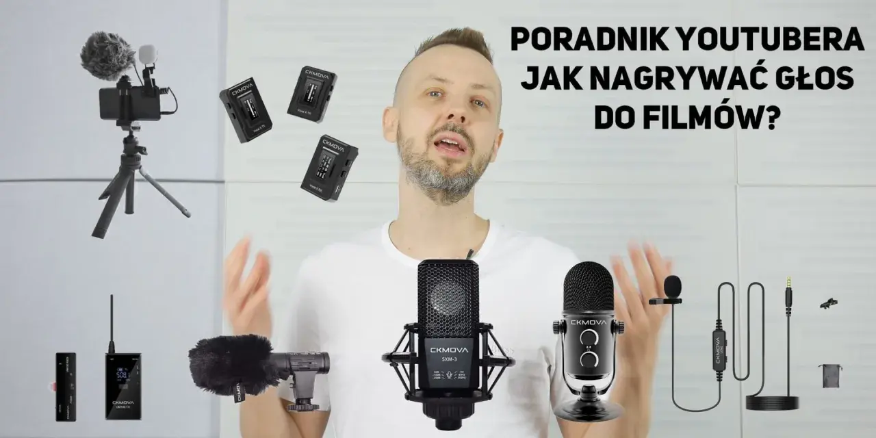 Mężczyzna prezentuje sprzęt do nagrywania dźwięku, w tym mikrofony i nadajniki. Widać też telefon z mikrofonem na statywie, sugerując nagrywanie głosu do filmów za pomocą dyktafonu w telefonie.
