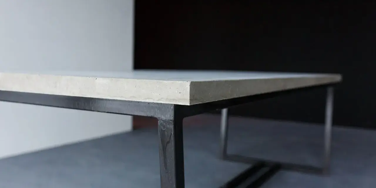 En stilren betongskiva på ett svart metallunderrede. Ytan är behandlad för att impregnera betongskivan och skydda den.
