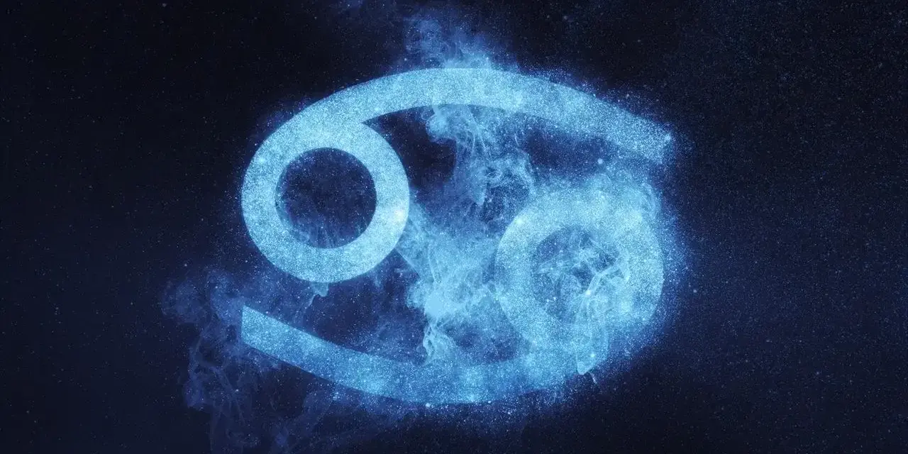 Błękitny symbol Raka, otoczony mgiełką i pyłem gwiezdnym, symbolizuje jego emocjonalne i opiekuńcze cechy charakteru.