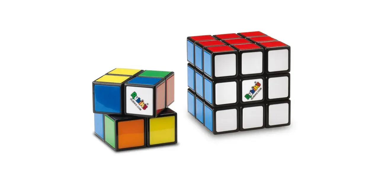 Två Rubiks kuber, en liten 2x2 och en klassisk 3x3, står sida vid sida.