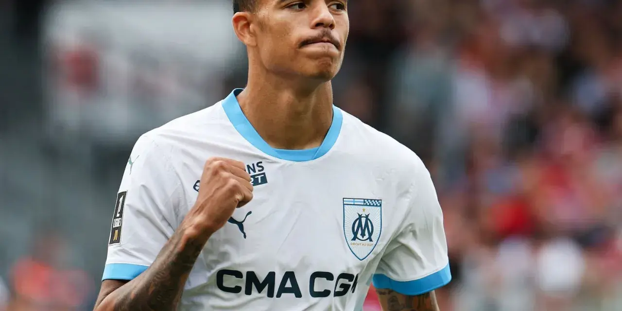 Mason Greenwood celebra un gol con el Marsella, con el puño en alto y una mirada de determinación.