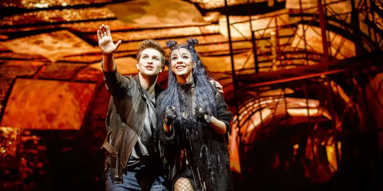 Para, która na scenie shows, że "we will rock you".