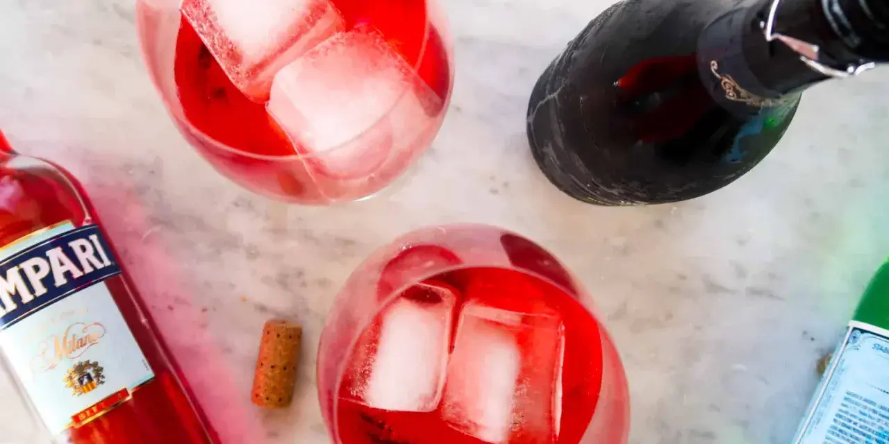 Idealny Campari Spritz przepis: Aperitif z Campari, prosecco i wodą gazowaną, podany z lodem.