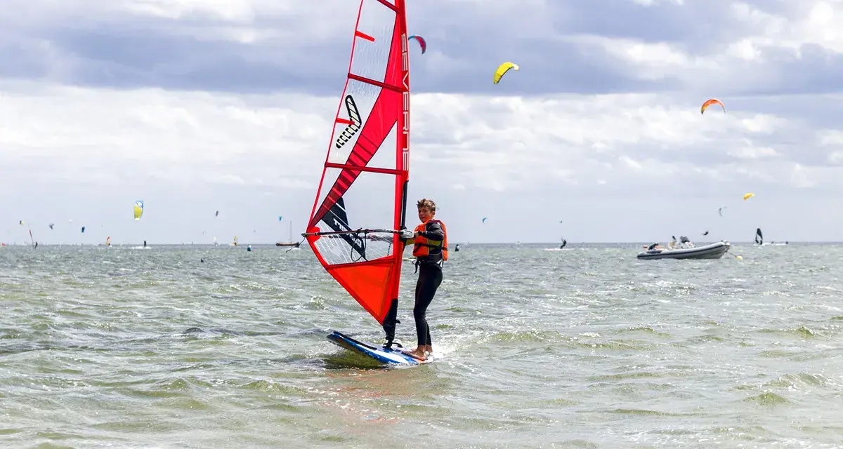Windsurfing Chorwacja: Gdzie wieje najlepiej? Przewodnik po spotach