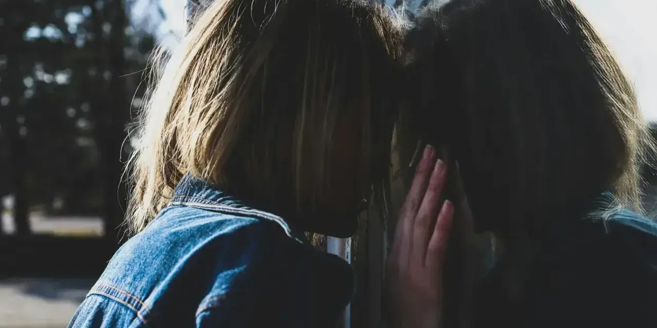 Dziewczyna w dżinsowej kurtce opiera czoło o szybę, jej odbicie jest niemal niewidoczne. Czasem czujemy się tak neurotyczni, że jedynym towarzyszem jest własne odbicie.