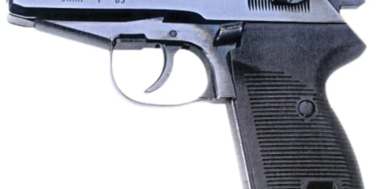 Pistolet P-83 kalibru 9mm, z czarną, ryflowaną rękojeścią.