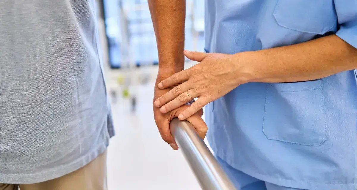 Fizjoterapeuta pomaga pacjentowi w rehabilitacji. Dowiedz się, ile wynosi zasiłek rehabilitacyjny.