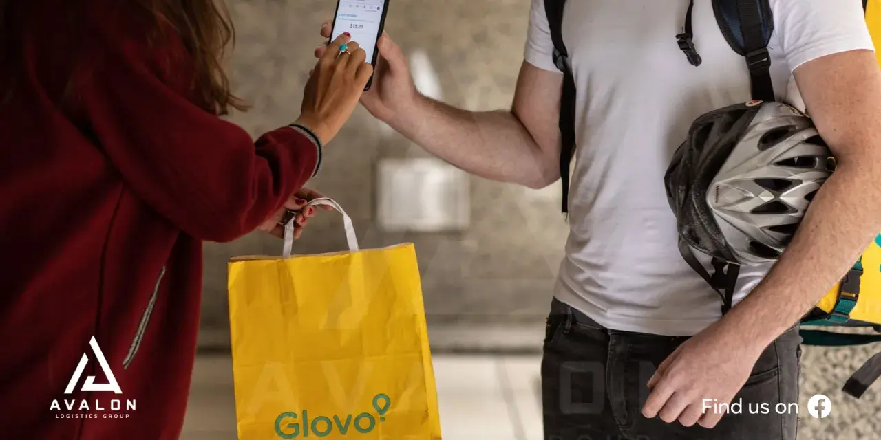 Kobieta płaci za dostawę Glovo telefonem. Różne glovo metody płatności są dostępne.