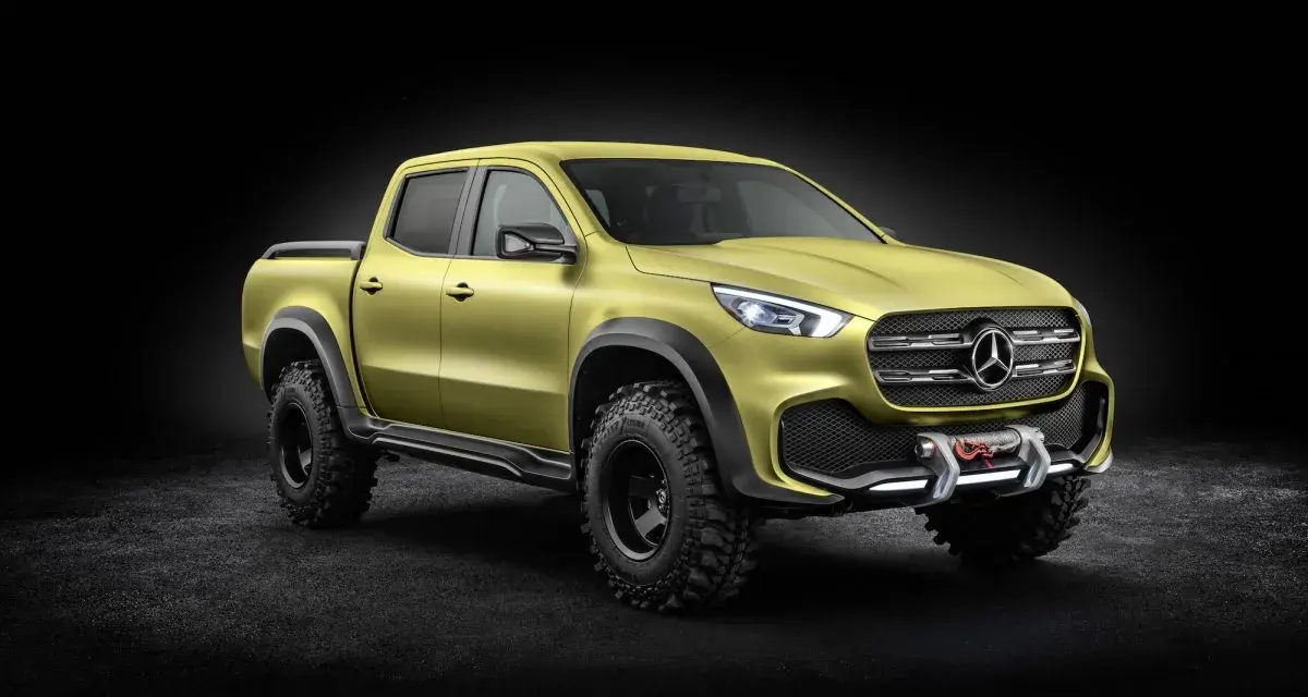 Żółty mercedes pickup z wyciągarką i terenowymi oponami, gotowy na przygodę.