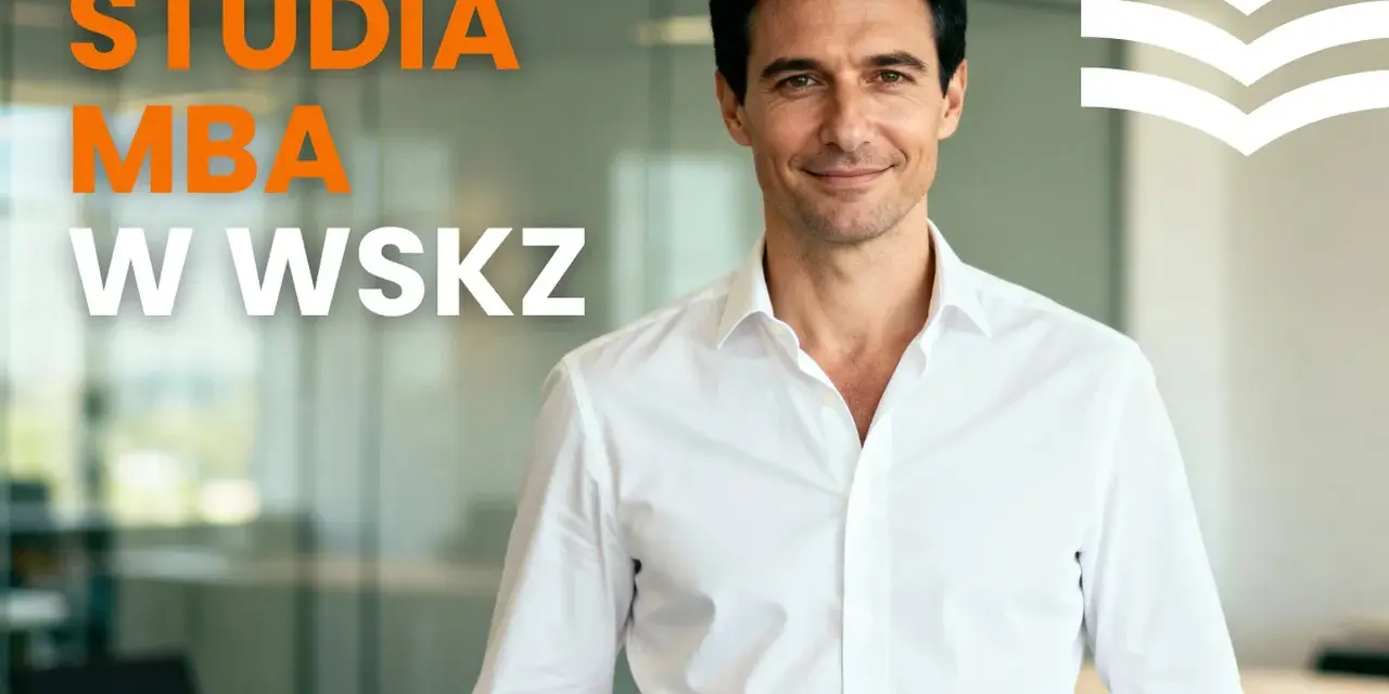 Uśmiechnięty mężczyzna w białej koszuli, promujący studia MBA w WSKZ.