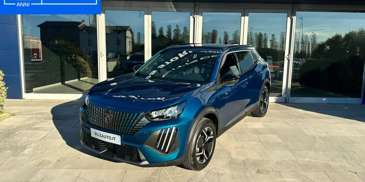 Peugeot 2008 blu, con garanzia fino a 8 anni. Controlla la pressione pneumatici per un viaggio sicuro.