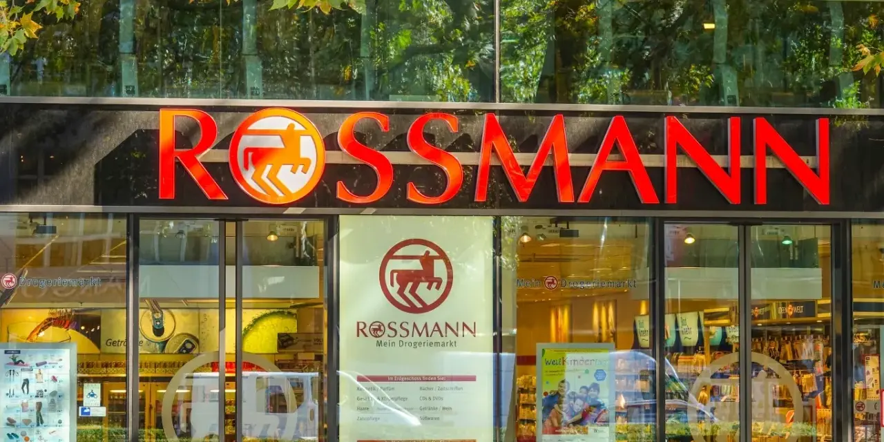 Na szyldzie Rossmann widać napis "ROSSMANN". W oknie drogerii jest informacja, że w Rossmannie można drukowac zdjęcia.