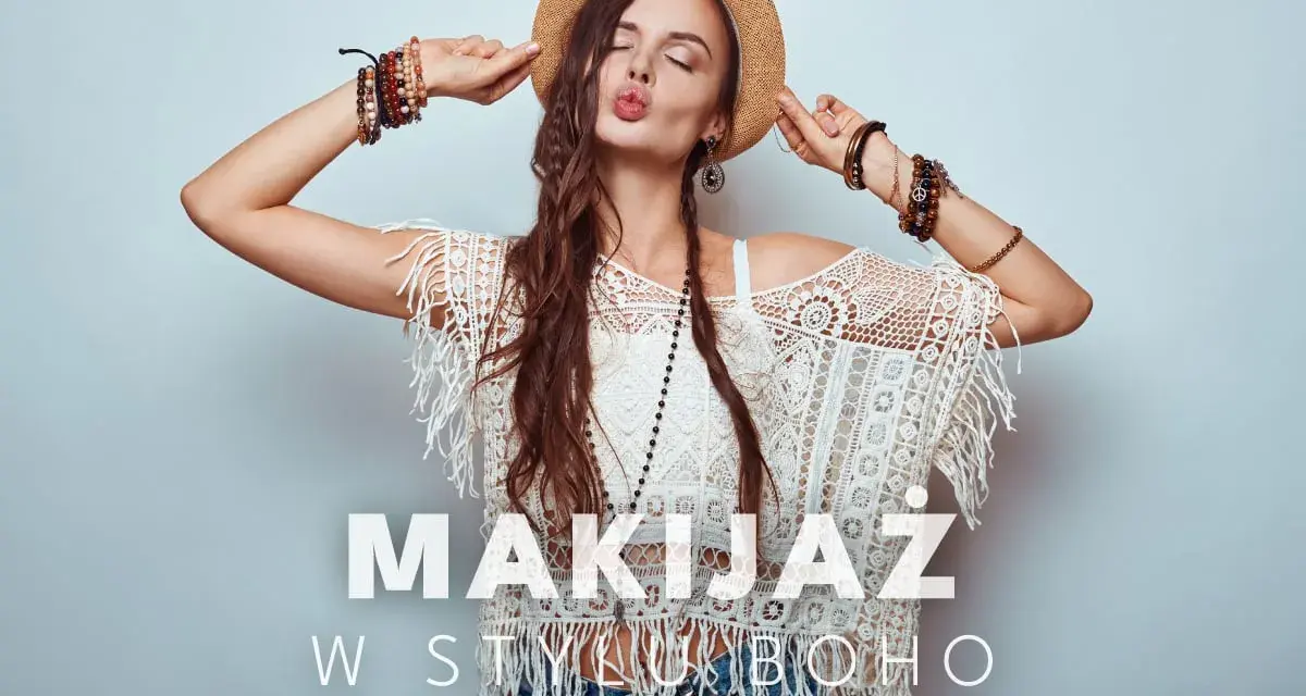 Kobieta w kapeluszu i koronkowym topie, z mnóstwem bransoletek, prezentuje makijaż boho.