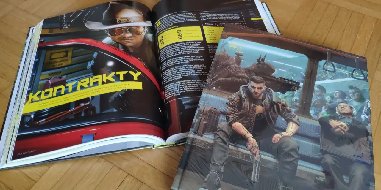 Książka z gry Cyberpunk 2077, z rozdziałem o kontraktach i okładką z pegadorem.