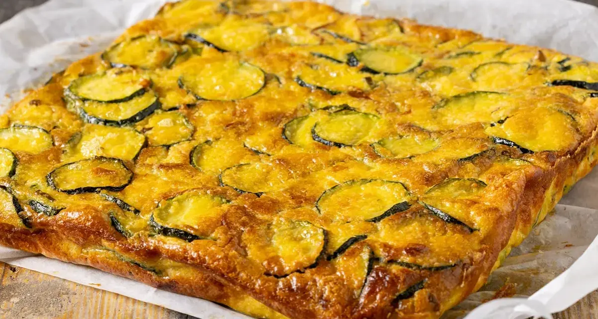 Una dorata frittata di zucchine, cotta alla perfezione, pronta per essere gustata.